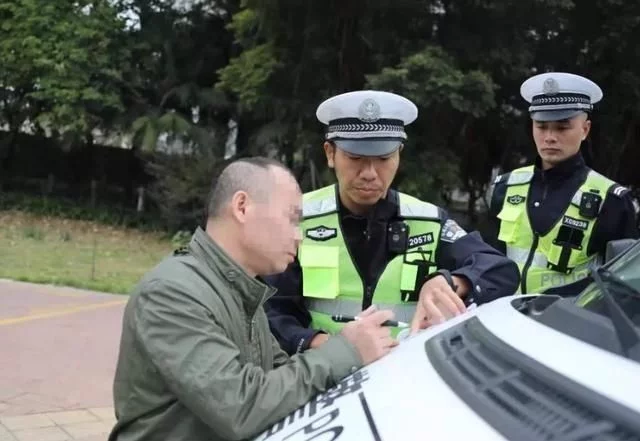 驾照一分没扣，上路被判“无证驾驶”交警这都不懂，还...