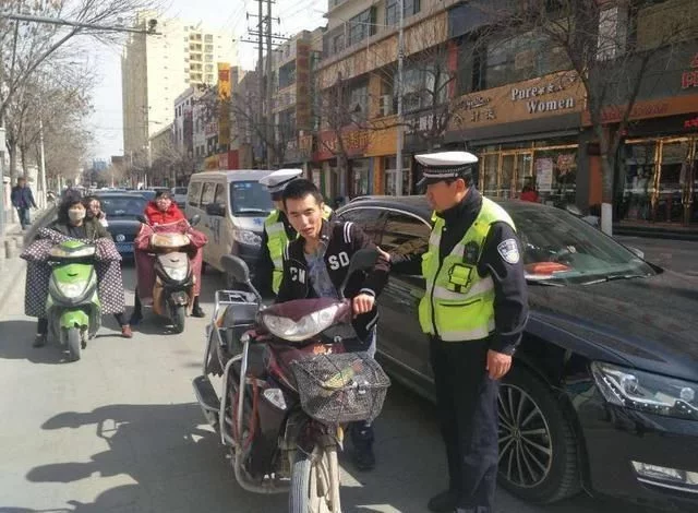 驾照一分没扣，上路被判“无证驾驶”交警这都不懂，还...