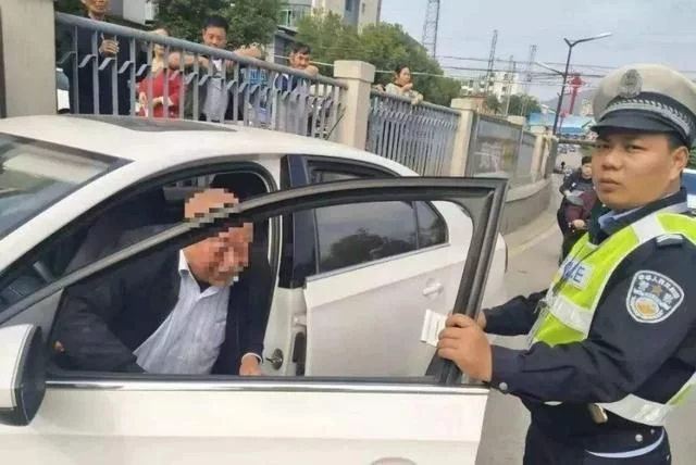 驾照一分没扣，上路被判“无证驾驶”交警这都不懂，还...