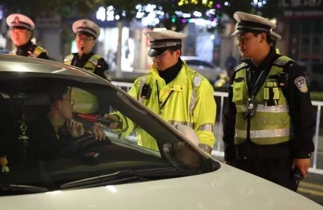 驾照一分没扣，上路被判“无证驾驶”交警这都不懂，还...