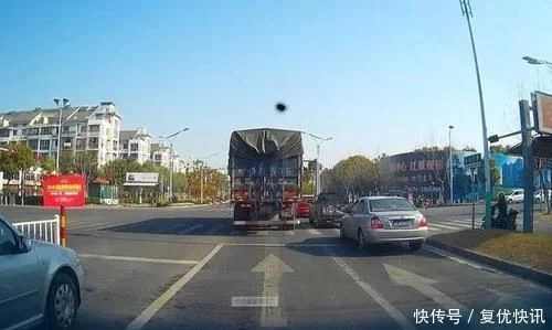 跟着大车挡住了视线闯了红灯，算不算违章？交警：再说.