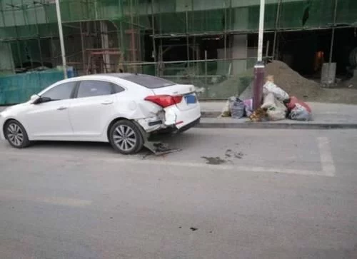 车停路上被撞，先找保险还是报警？弄错顺序了，可能一..