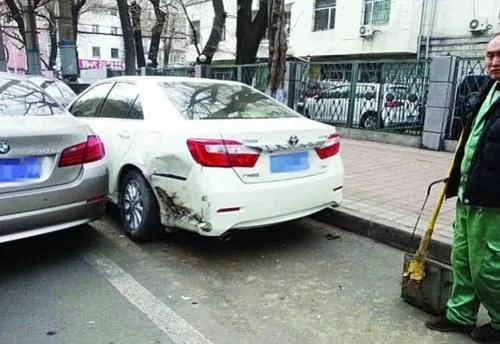 车停路上被撞，先找保险还是报警？弄错顺序了，可能一..