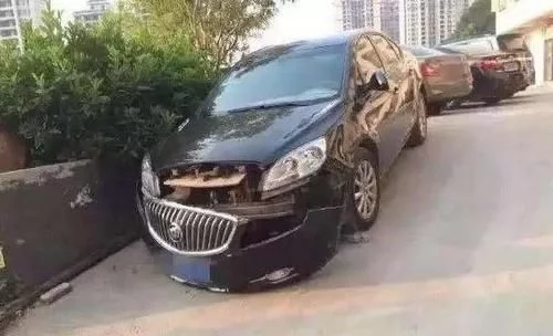 车停路上被撞，先找保险还是报警？弄错顺序了，可能一..