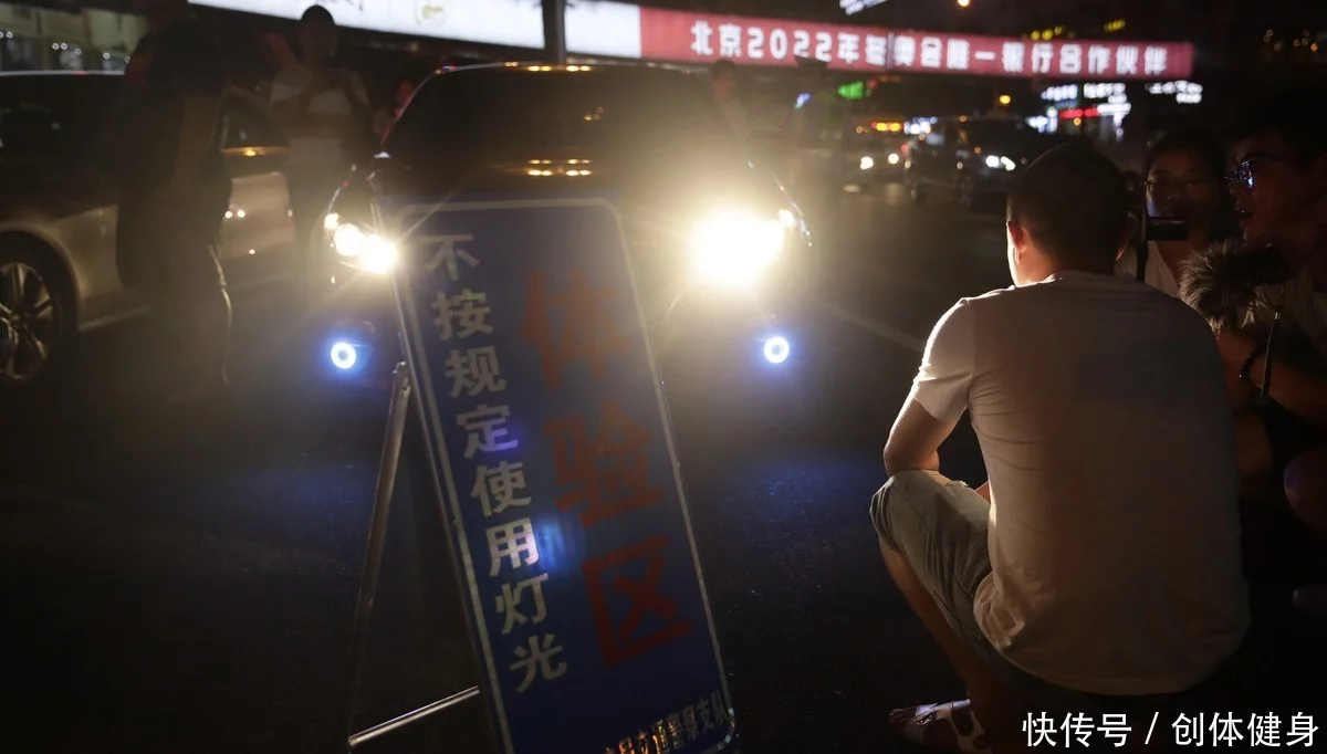 开车时，后车连闪2次大灯是啥意思很重要，不懂就别开车