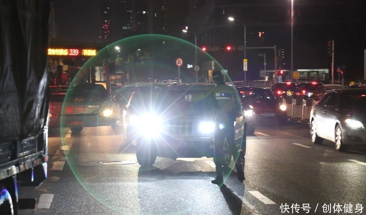 开车时，后车连闪2次大灯是啥意思很重要，不懂就别开车