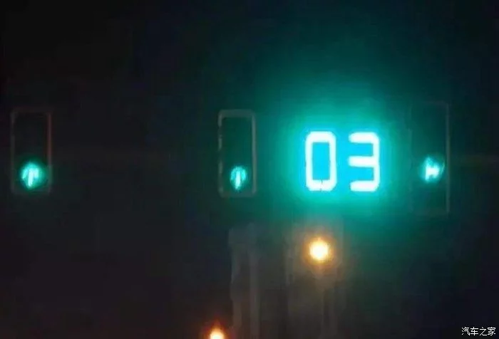 车在绿灯还剩一秒变灯的时候停车，却被后车追尾，责任..
