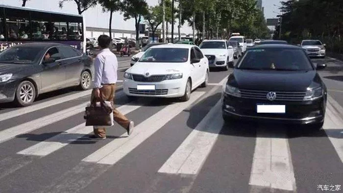 车在绿灯还剩一秒变灯的时候停车，却被后车追尾，责任..