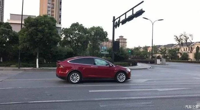 车在绿灯还剩一秒变灯的时候停车，却被后车追尾，责任..