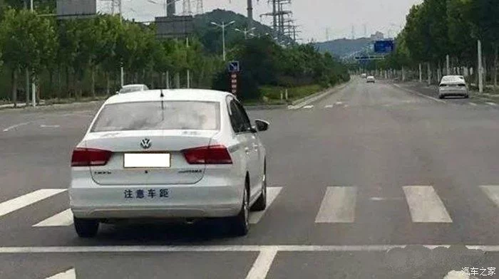 车在绿灯还剩一秒变灯的时候停车，却被后车追尾，责任..