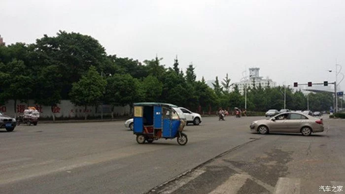 车在绿灯还剩一秒变灯的时候停车，却被后车追尾，责任..