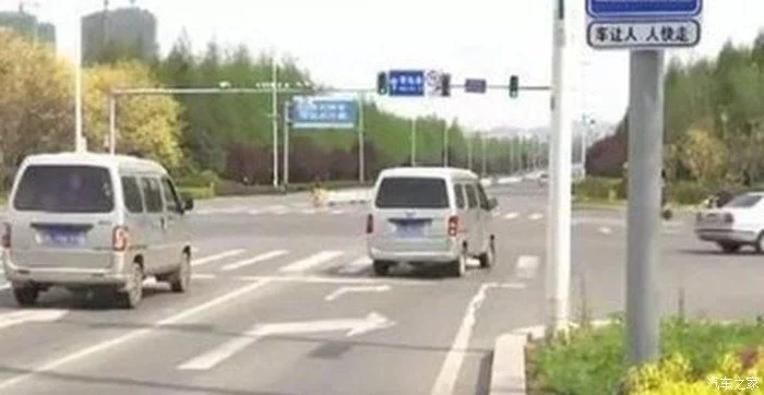 车在绿灯还剩一秒变灯的时候停车，却被后车追尾，责任..