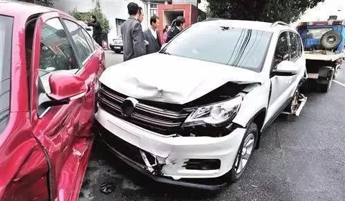 开车追尾了，对方依旧索要折旧费，该怎么赔偿?