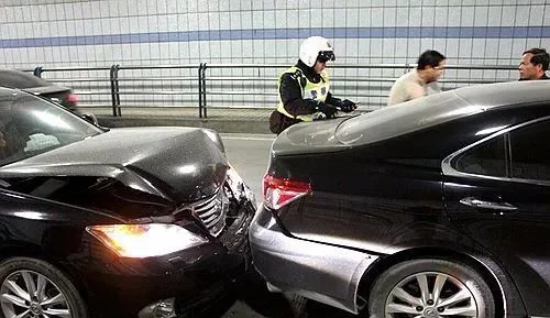 开车追尾了，对方依旧索要折旧费，该怎么赔偿?