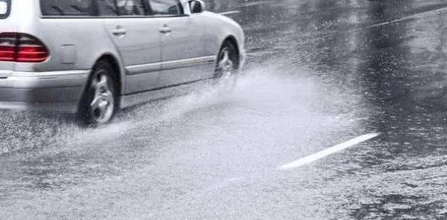 暴雨天气能开双闪灯吗？交警：这都不懂，驾照买的吧