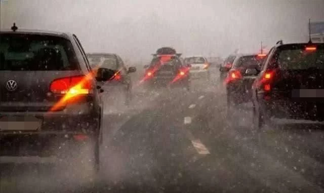 暴雨天气能开双闪灯吗？交警：这都不懂，驾照买的吧