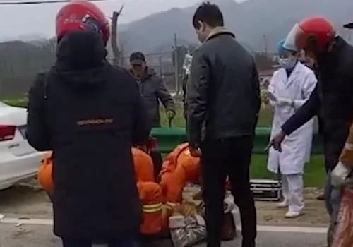 突发！湖北2轿车惨烈相撞，现场瞬间碎片飞溅，有人直接