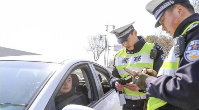 车上有这3样东西快扔掉，交警提醒：查到必罚，后台再硬