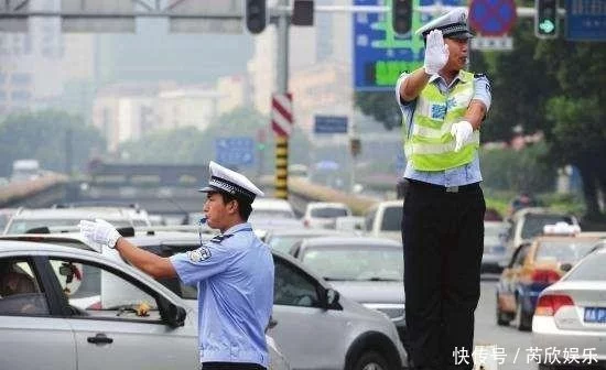 开车到路口发现闯红灯了，这时候是停还是开过去