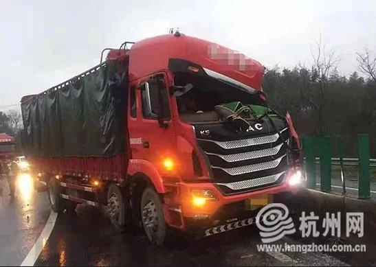 两起事故，相同原因！高速交警郑重提醒：开车时这行为
