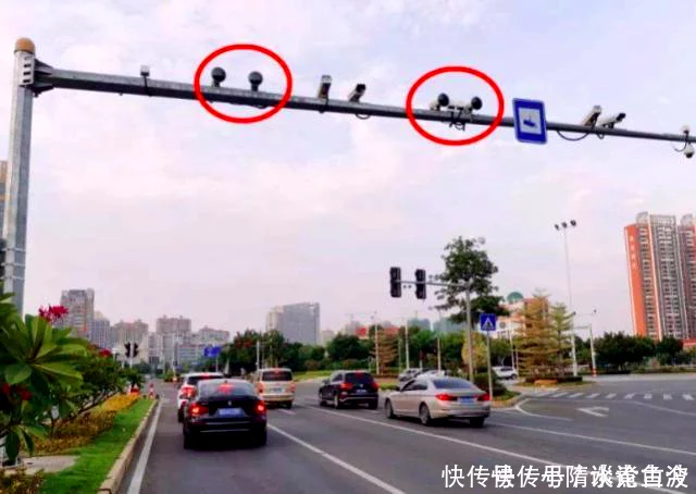 开车经过摄像头时被闪了一下是因为违章了？交警：不懂..