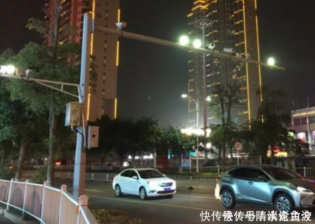 开车经过摄像头时被闪了一下是因为违章了？交警：不懂..