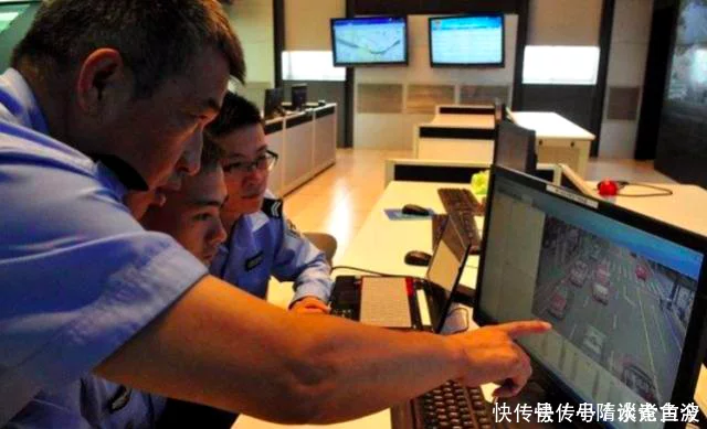 开车经过摄像头时被闪了一下是因为违章了？交警：不懂..