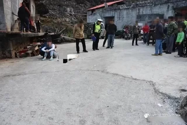 「事故警示」痛心！小女孩在小车车头玩耍遭碾压致死