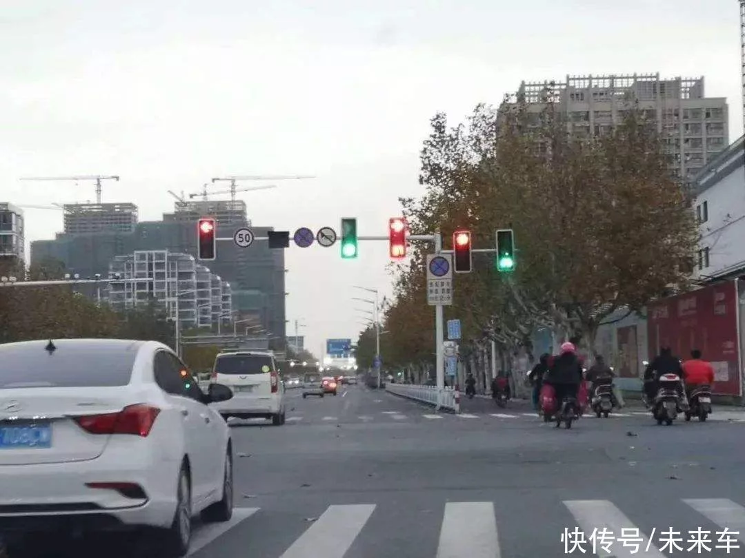 红灯允许右转，为何还被扣6分？交警：看不见它60分都