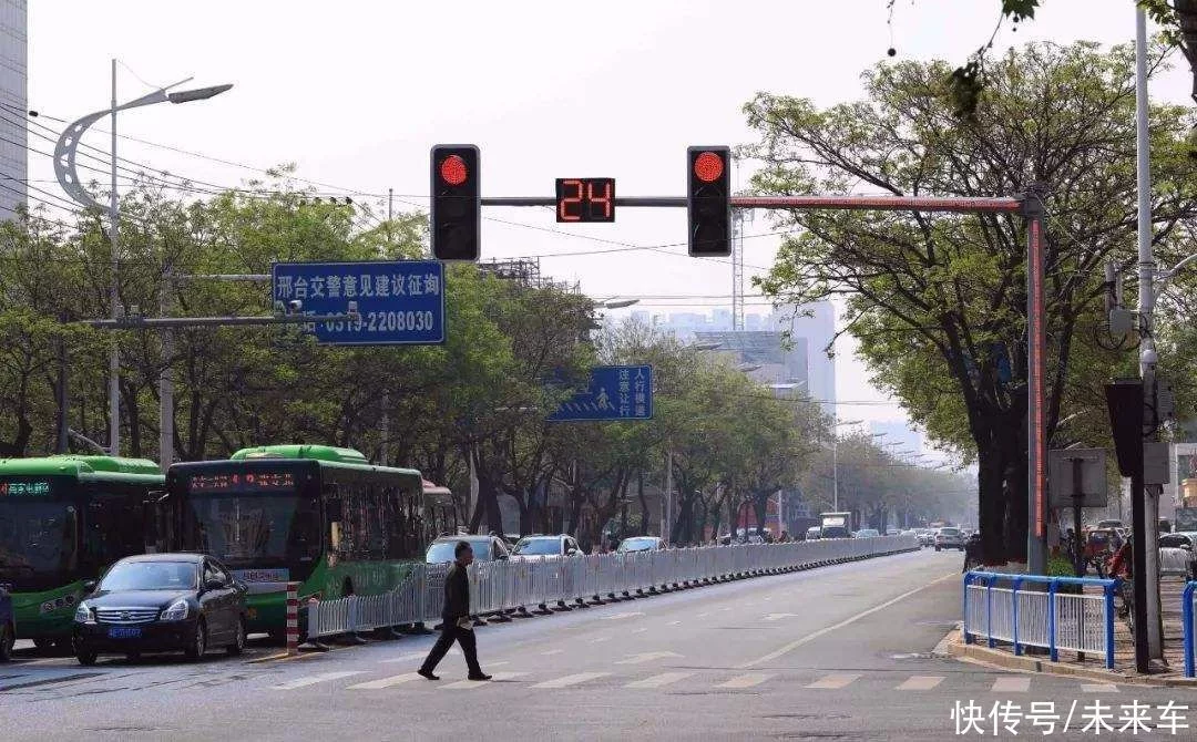 红灯允许右转，为何还被扣6分？交警：看不见它60分都