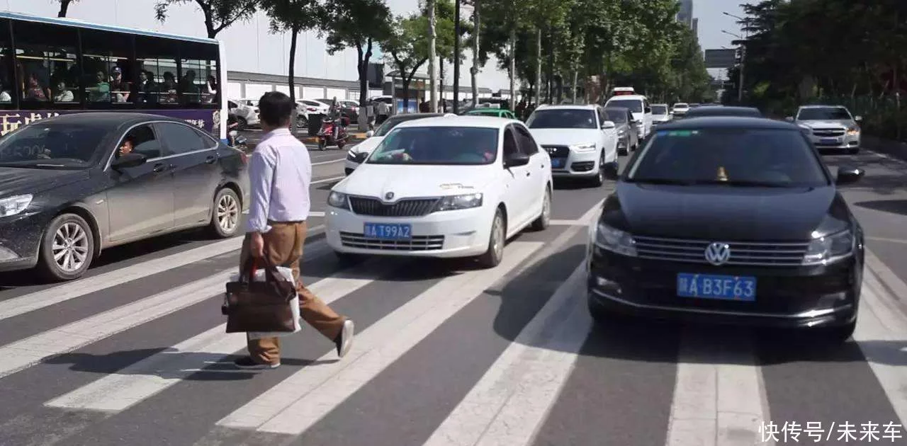 红灯允许右转，为何还被扣6分？交警：看不见它60分都