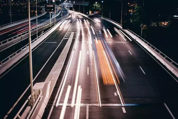 夜间高速行驶，老司机总结四个要点，现在知道也不晚！
