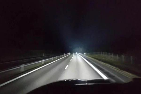夜间高速行驶，老司机总结四个要点，现在知道也不晚！