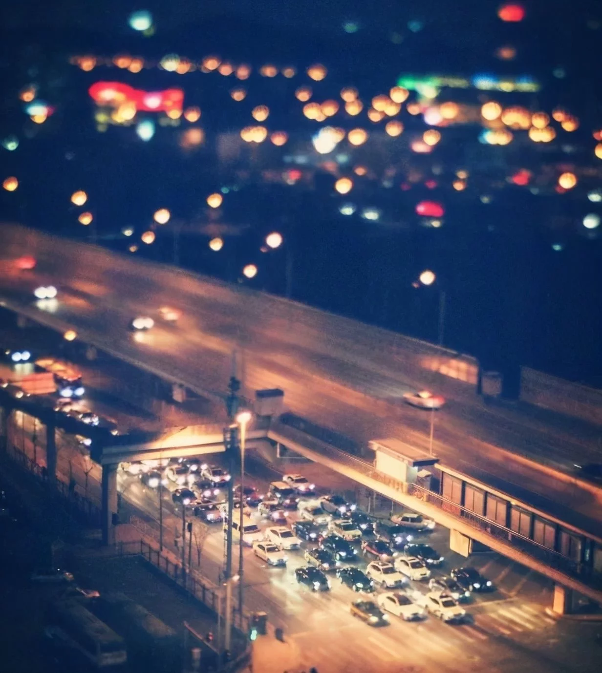 为何许多人等红灯时要踩刹车？听老司机说完，车主：干.