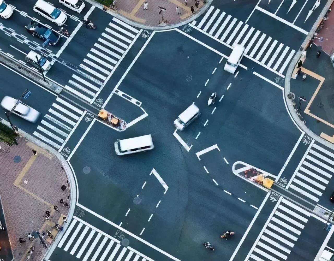 为何许多人等红灯时要踩刹车？听老司机说完，车主：干.