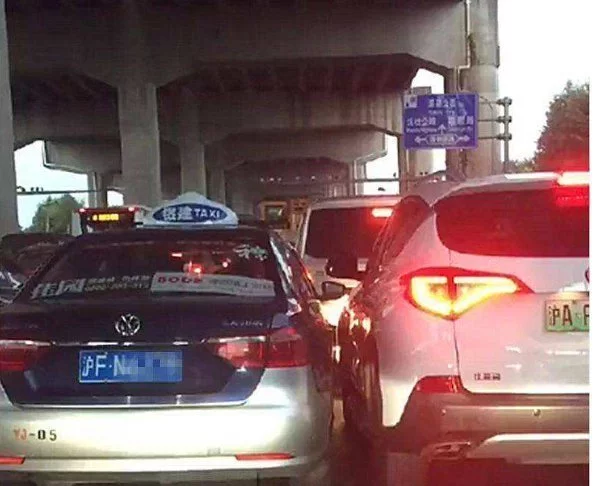 “转向灯新规”来了，不少老司机也中招，违反一律扣1分...