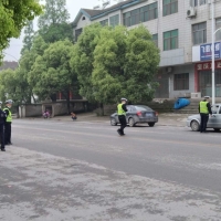 致敬默默付出的交警们